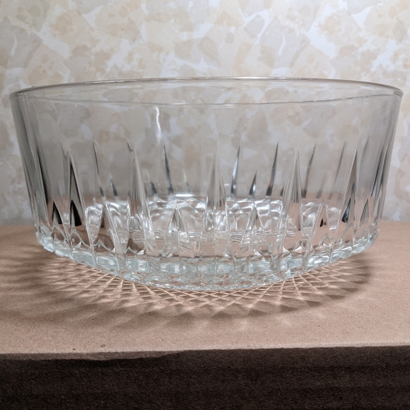 Intricate Heavyweight Clear Glass Bowl with Crystal Cut Starburst Pattern - Picture 5 of 8